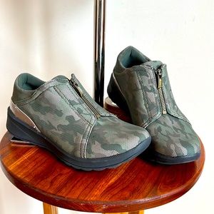BZee’s light camo shoe women’s 8